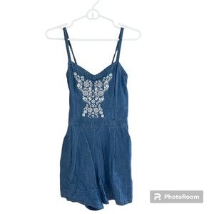 🔵HOLLISTER: Women’s size S, blue jean spaghetti strap romper w/embroidery🔵